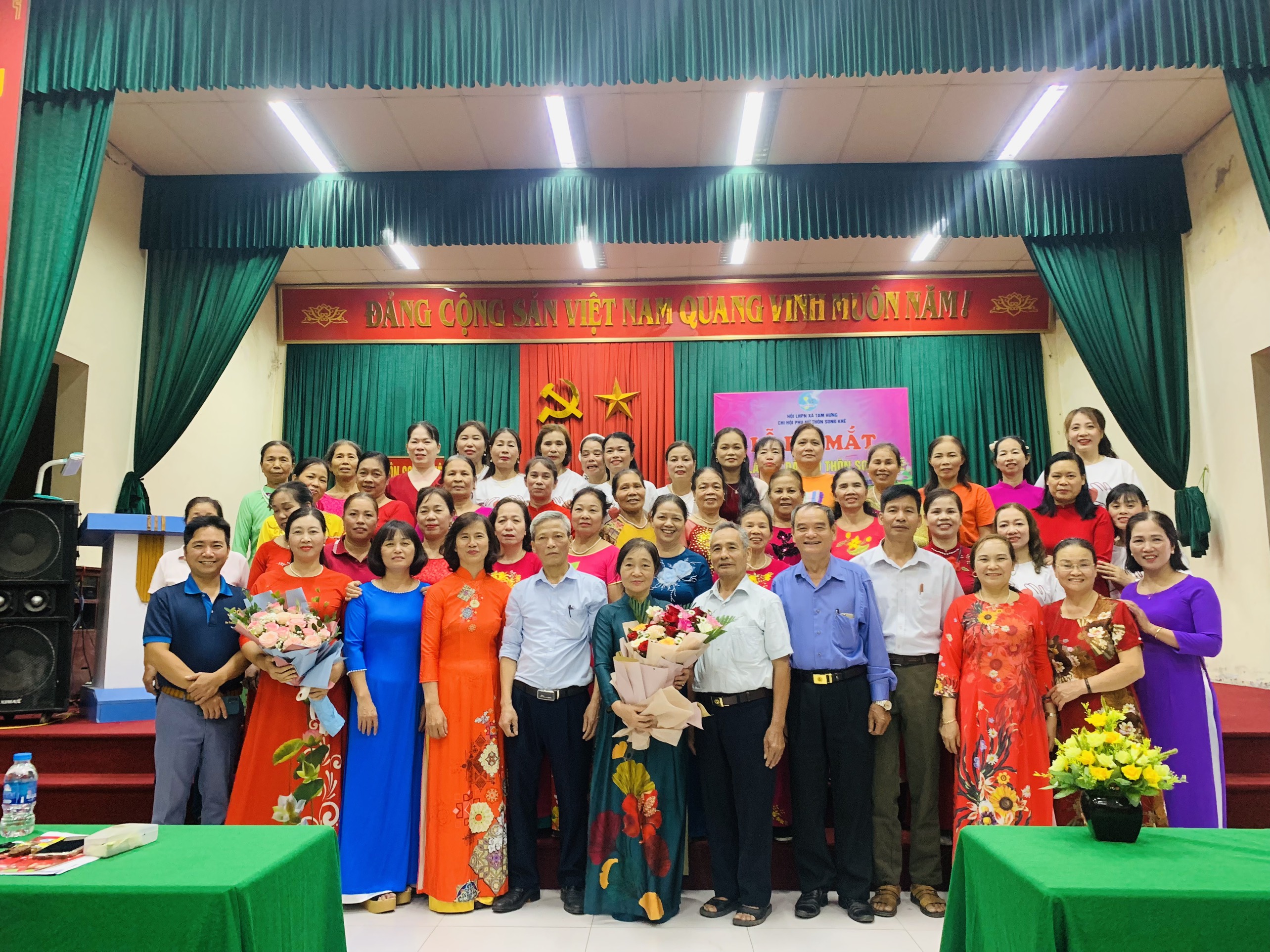 Ra mắt Câu lạc bộ dân vũ thôn Song Khê, xã Tam Hưng